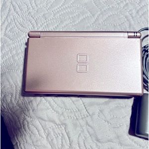 Nintendo DS Lite
$100.00 USD
Excellent condition, no scratches or wear use.